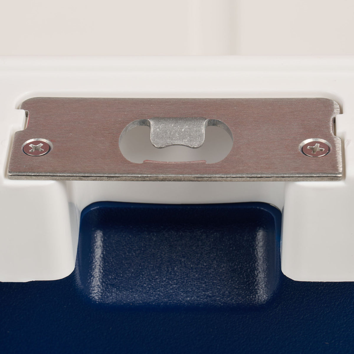 trailmate-75-qt-roller-cooler-l1 00035111-BO.jpg
